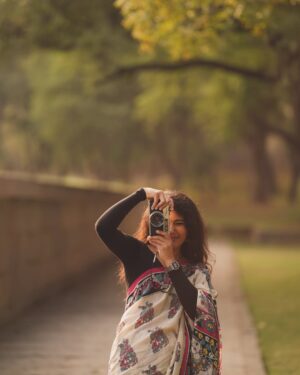 Saranya Pradeep Instagram - Golden hour magic ✨📸

📸: @pallesunny 
📸 Assisted by : @nani____08_ 
Hairstylist : @farzanashaik._.stylist 

#vintage #simple #lovely #art #fashion #photography #style #greenery #beautiful #elegant #beauty #vintagestyle #simplicity #photooftheday #like #nature #cute #ootd #life #minimalism #makeup #minimal #happy #follow #smile #trending #natural #instagram #instagood