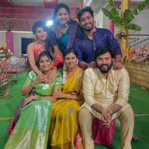 Saraswathi kuna Instagram - Family ❤️ 

#laxminivasamserial  @zeetelugu 

#shootingphotos #happyholi #serial