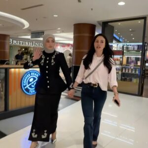 Sarimah Ibrahim Instagram - “A strong woman stands up for herself; a stronger woman stands up for others”. 

Had a lovely belated birthday lunch for my dearest @sarimahibrahim . Many may have claimed to be “women empowering” in our industry, but despite the many vicious claims about Che Puan Sarimah whom I’ve known for many years, she was one of the very first few who reached out to me last year—asking if me and my daughter Fatima was doing ok, constantly sending me words of encouragement and uplifting surahs that have comforted me. THAT to me, is a definition of an empowering woman. I’ve never been one who judges anyone by their appearance or rather by what they wear, but their hearts and intentions matters most to me. You are a definition of a wise, kind and intelligent woman anyone would be blessed to know. 

Thank you sister, for our much needed chat yesterday enjoying our little chocolate cake and now rested in our truth. 

I look forward to many more of our times spent together. Only to warn you, that you just got yourself a badass sister that will have your back too. Love you. 🤍

#womantowoman #mothertomother #womenwhosupportotherwomen #succeedtogether