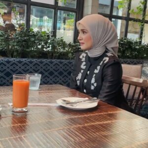 Sarimah Ibrahim Instagram - “A strong woman stands up for herself; a stronger woman stands up for others”. 

Had a lovely belated birthday lunch for my dearest @sarimahibrahim . Many may have claimed to be “women empowering” in our industry, but despite the many vicious claims about Che Puan Sarimah whom I’ve known for many years, she was one of the very first few who reached out to me last year—asking if me and my daughter Fatima was doing ok, constantly sending me words of encouragement and uplifting surahs that have comforted me. THAT to me, is a definition of an empowering woman. I’ve never been one who judges anyone by their appearance or rather by what they wear, but their hearts and intentions matters most to me. You are a definition of a wise, kind and intelligent woman anyone would be blessed to know. 

Thank you sister, for our much needed chat yesterday enjoying our little chocolate cake and now rested in our truth. 

I look forward to many more of our times spent together. Only to warn you, that you just got yourself a badass sister that will have your back too. Love you. 🤍

#womantowoman #mothertomother #womenwhosupportotherwomen #succeedtogether