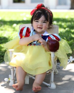 Sarunrat Visutthithada Instagram - เจ้าแป๋วแหววเมื่ออายุ 10 เดือน @demi_deane #SnowWhite 🍎 #สโนว์ไวท์ #เด็กหญิงแป๋วแหวว #เดมี่ #Demi