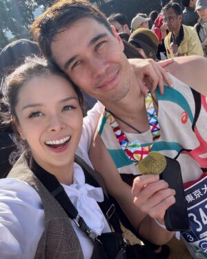 Sarunrat Visutthithada Instagram - Tokyo Marathon Finisher!!! 👏🏻👏🏻👏🏻 สามีเก่งมากค่ะ @matthew.deane1 #TokyoMarathon2025 🇯🇵 🏃🏻‍♂️