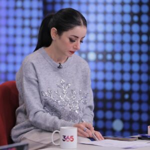 Sarwat Gilani Instagram - Back to the grind! Don’t forget to watch today’s show Rise & Shine only on @365news.pk