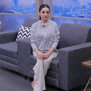Sarwat Gilani Instagram - Back to the grind! Don’t forget to watch today’s show Rise & Shine only on @365news.pk