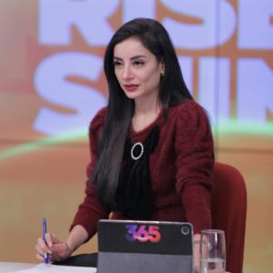 Sarwat Gilani Instagram - “You have to put in a lot of sacrifice and effort for sometimes little reward but you have to know that if you put in the right effort the reward will come.” ― Roger Federer

@365news.pk