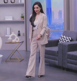 Sarwat Gilani Instagram - What’s happening nationally and internationally on the political front, update on the LA fire situation or tearing on PTI leader’s corruption. This much more in today don’t forget to watch rise and shine only only on 365 news.