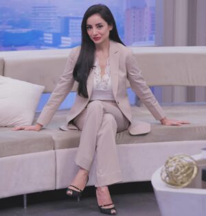 Sarwat Gilani Instagram - What’s happening nationally and internationally on the political front, update on the LA fire situation or tearing on PTI leader’s corruption. This much more in today don’t forget to watch rise and shine only only on 365 news.