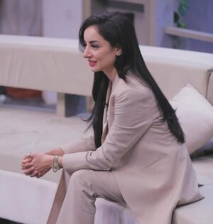 Sarwat Gilani Instagram - What’s happening nationally and internationally on the political front, update on the LA fire situation or tearing on PTI leader’s corruption. This much more in today don’t forget to watch rise and shine only only on 365 news.