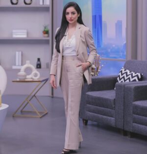 Sarwat Gilani Instagram - What’s happening nationally and internationally on the political front, update on the LA fire situation or tearing on PTI leader’s corruption. This much more in today don’t forget to watch rise and shine only only on 365 news.