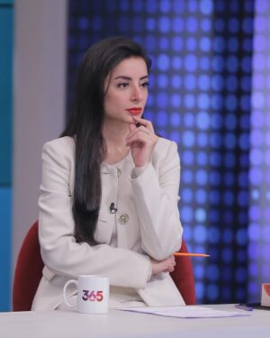 Sarwat Gilani Instagram - It’s showtime! 

@365news.pk @zohaibhassan2136