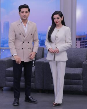 Sarwat Gilani Instagram - It’s showtime! 

@365news.pk @zohaibhassan2136