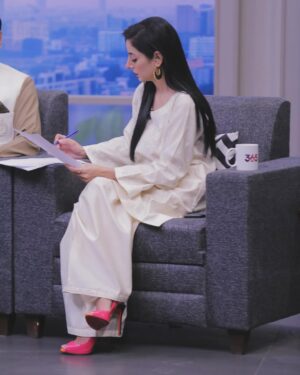 Sarwat Gilani Instagram - In today’s show…dissecting the champion’s trophy, life after divorce or being a widow, the support our religion gives us while lack of support or backwardness of our society. Pakay Dost an educational, informative and entertaining content for children created by the one and only @bilalxmaqsood to teach our children values, traditions and the essence of true friendship. This and much more in today’s show of Rise and Shine only on @365news.pk 

@zohaibhassan2136 @zara_g57