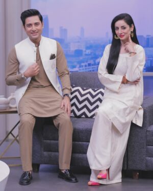 Sarwat Gilani Instagram - In today’s show…dissecting the champion’s trophy, life after divorce or being a widow, the support our religion gives us while lack of support or backwardness of our society. Pakay Dost an educational, informative and entertaining content for children created by the one and only @bilalxmaqsood to teach our children values, traditions and the essence of true friendship. This and much more in today’s show of Rise and Shine only on @365news.pk 

@zohaibhassan2136 @zara_g57