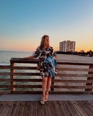 Saskia Thuot Instagram - Relâche 🤍 Après un début d’année très mouvementé et rempli tout plein de bof et de beauuuu. Plus de détails à venir 😉🤍 Mais d’ici là, relâche! Je vous souhaite une belle semaine. Enfin mars est là, le mois du renouveau🤍 

#springbreak #relache #mars #sping #happy 
Maillot et robe @lingerieemma 
Solaires @irisvisualgroup