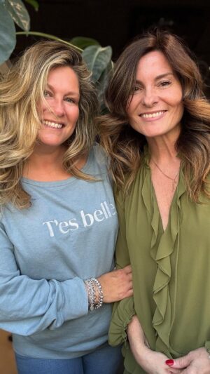 Saskia Thuot Instagram - Une belle aventure commence! Tellement heureuses Jacinthe et moi de participer à la 2e saison de « Tout pour vendre » @canalvie présentée par @duproprioqc 🏡  Vous souhaitez vendre votre maison sans intermédiaire, cette émission est pour vous. En plus, Jacinthe a 5000$ pour mettre votre maison en valeur. Pour vous inscrire voir le lien en bio 🏡💚 On a siiii hâte! 

#toutpourvendre #canalvie #duproprio