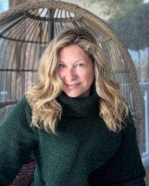 Saskia Thuot Instagram - Une année de plus à rire, danser, aimer, découvrir, m’émerveiller ❤️ 52 ans avec mes traditionnelles photos naturelles parfaitement imparfaites aidées par la plus flatteuse lumière, celle de l’heure dorée 🌅

Une très belle fête entourée d’amour, mais qui se termine avec un autre virus. Tannée en ta mais de bonne humeur 😀

Mention spéciale à ma magicienne pour mes cheveux @hair_by_dolcecabana @salon_espace_k 

#heuredorée #goldenhour #52