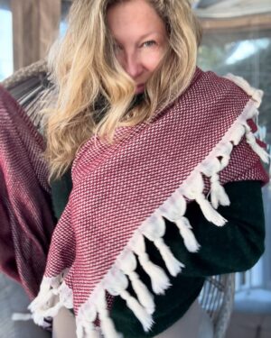 Saskia Thuot Instagram - Une année de plus à rire, danser, aimer, découvrir, m’émerveiller ❤️ 52 ans avec mes traditionnelles photos naturelles parfaitement imparfaites aidées par la plus flatteuse lumière, celle de l’heure dorée 🌅

Une très belle fête entourée d’amour, mais qui se termine avec un autre virus. Tannée en ta mais de bonne humeur 😀

Mention spéciale à ma magicienne pour mes cheveux @hair_by_dolcecabana @salon_espace_k 

#heuredorée #goldenhour #52