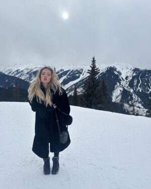 Saxon Sharbino Instagram - alright aspen pics are up. ❄️🎿 (congrats @sawyersharbino on ur song !! it’s the one playing ) 🫶🏼
