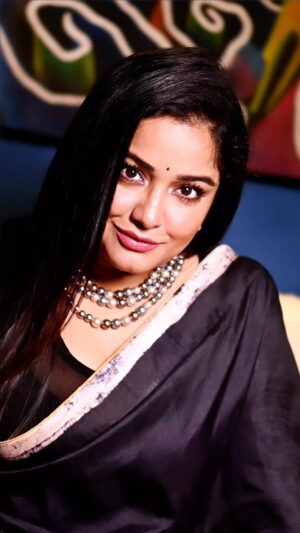 Sayantani Guhathakurta Instagram - 🖤🖤🖤...

 #reels #reelsinstagram #reellove #reelvideo #reeitfeelit #reelkarofeelkaro #reelkorbofeelkorbo #trending #boireeltime

Saree -  @santanuguhathakurta 
Jewellery - @style_addict_jewellery 
Video - @westlynindia
