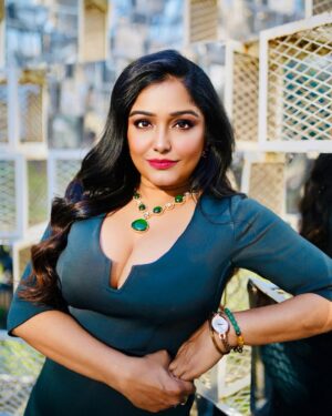 Sayantani Guhathakurta Instagram - Lies and truth exist in a stare 💚

Mkup snd hair - @makeupbysumanganguly 
Outfit - @subrata_stylist 
Click - @sumanalo 
Jewellery - @style_addict_jewellery