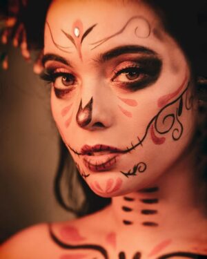 Scarlet Gruber Instagram - No soy Mexicana, pero mi corazón les pertenece. 
Esta año ha sido de duelo para muchos, y yo en lo personal me he tenido que despedir de muchas personas y familiares que impactaron mi vida para bien. 
En este día quiero celebrarlos, quiero festejar el amor que me dieron y todo lo que aprendí de ellos mientras Dios me dio la dicha de tenerlos conmigo en vida. 

Abuela Maria- 
Gracias por tus comidas deliciosas (servidas abundantemente) Te agradezco criar a mi padre @chamogabrieltv con un amor incondicional y por convertirlo en un ser tan sensible, humilde, y amoroso. Siempre te llevare en mi corazón y recordaré mis raíces Portuguesas por ti. 

Tia Carmen-
Siempre te recordaré por tu luz, tu sonrisa, y por tu mirada bondadosa. 

Yolita-
Te nos fuiste ayer, y nos dejaste un gran vacío a todos. A tres meses de conocerte, puedo de decir que dejaste huella en mi vida y en mi corazón. Gracias por prepararme mis huevitos a la Mexicana, por tu sonrisa única, y por cuidar de tantas personas como madre. (Me quedaré con el libro de recetas que me regalaste, y prometo usar tus consejos para ser una gran cocinera) 

Las celebró con orgullo. Gracias por ser parte de mi camino, nunca serán olvidadas. 

México, gracias por enseñarme esta tradición tan bonita. 

@esquedachris 
Gracias por tu arte y tu magia amor. ♥️