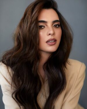 Scarlet Gruber Instagram - “Has conseguido ser tú misma intentando comprender las situaciones. Disfrutas cada momento de forma especial. Le das más valor a las cosas conseguidas. Supongo que por eso en ti se puede confiar. Supongo que por eso nunca quieres de mentira. Si lo dices, es porque realmente lo sientes. Lo das absolutamente todo, con toda la ilusión. Y ahí seguirás con tu sonrisa, con tus ganas de hacerlo bien, con tu mezcla de niña y mujer. Creciendo cada día. Luchando por ser alguien todavía mejor. Agarrándote fuerte al dormir, buscando, ahora sí, la tranquilidad al cerrar los ojos. Para poco, pero lo más bonito que te puedo decir es que estoy orgulloso de ti…”
. @defreds 
.
@bookagencymx 
Foto: @roberttomeza 
Maquillaje: @claudiagaminobeauty 
Cabello: @erickmoreno 
Styling: @pehvignon