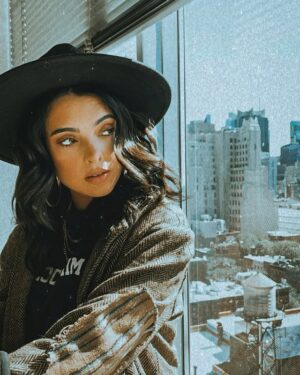 Scarlet Gruber Instagram - New York State of Mind 🏙 
.
.
.

🧥: @zleurope
📸: @esquedachrisphone