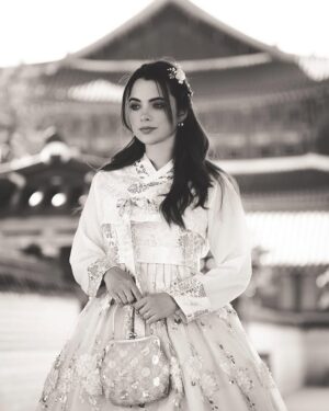 Scarlet Gruber Instagram - La magia que pueden tener ciertos lugares dependen siempre de cómo los mires, imaginamos un poco la época donde este palacio de Gyeongbokgun tenía grandes celebraciones y con este hermoso vestuario y esta hermosa modelo 🔥😍 recreamos algunas situaciones…

¿Te puedes imaginar como eran esas épocas? 

Te leemos en los comentarios! 🇰🇷 
Shoot with my Canon 😎 R5   24-70 mm F2.8   70-200 f4 🔥

@canonmexicana 
#momentoscanon 
#publicidad #southkorea #gyeongbokgung