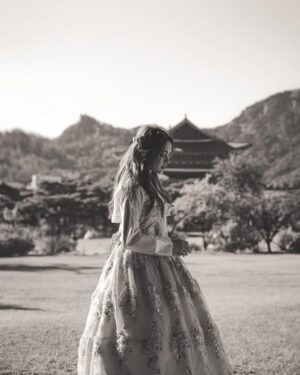 Scarlet Gruber Instagram - La magia que pueden tener ciertos lugares dependen siempre de cómo los mires, imaginamos un poco la época donde este palacio de Gyeongbokgun tenía grandes celebraciones y con este hermoso vestuario y esta hermosa modelo 🔥😍 recreamos algunas situaciones…

¿Te puedes imaginar como eran esas épocas? 

Te leemos en los comentarios! 🇰🇷 
Shoot with my Canon 😎 R5   24-70 mm F2.8   70-200 f4 🔥

@canonmexicana 
#momentoscanon 
#publicidad #southkorea #gyeongbokgung