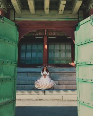 Scarlet Gruber Instagram - La magia que pueden tener ciertos lugares dependen siempre de cómo los mires, imaginamos un poco la época donde este palacio de Gyeongbokgun tenía grandes celebraciones y con este hermoso vestuario y esta hermosa modelo 🔥😍 recreamos algunas situaciones…

¿Te puedes imaginar como eran esas épocas? 

Te leemos en los comentarios! 🇰🇷 
Shoot with my Canon 😎 R5   24-70 mm F2.8   70-200 f4 🔥

@canonmexicana 
#momentoscanon 
#publicidad #southkorea #gyeongbokgung
