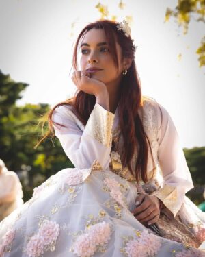 Scarlet Gruber Instagram - La magia que pueden tener ciertos lugares dependen siempre de cómo los mires, imaginamos un poco la época donde este palacio de Gyeongbokgun tenía grandes celebraciones y con este hermoso vestuario y esta hermosa modelo 🔥😍 recreamos algunas situaciones…

¿Te puedes imaginar como eran esas épocas? 

Te leemos en los comentarios! 🇰🇷 
Shoot with my Canon 😎 R5   24-70 mm F2.8   70-200 f4 🔥

@canonmexicana 
#momentoscanon 
#publicidad #southkorea #gyeongbokgung