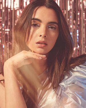 Scarlet Gruber Instagram - Hey mom, I’m in @cosmopolitanmx ! ♥️ 💃🏻
.
Gracias equipo!!! 
@cosmopolitanmx
Fotos: @khrisarm
Styling: @perchaterciopelo
Maquillaje: @emmimua
Peinado: @marcelloerd