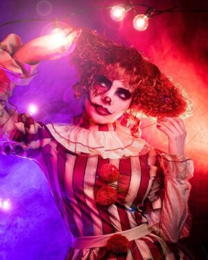 Scarlet Gruber Instagram - Quien sabe hacer magia no necesita trucos. No hay lado bueno, lado malo, ambos crean la perfección y el balance. #happyhalloween 🤡 @esquedachris
