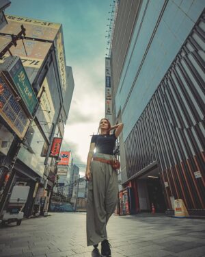 Scarlet Gruber Instagram - Los pasos que damos se vuelven piezas de rompecabezas que arman la historia de nuestra vida, definen nuestro camino y nos acercan a nuestro destino. Que hermoso es descubrir Japón a tu lado! @esquedachris 📸♥️