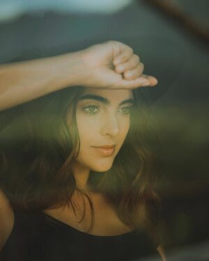 Scarlet Gruber Instagram - “ ¿Quien eres?
No eres tu estatura o tu peso.
No eres tu edad. Y mucho menos tu genero o el lugar donde naciste. 
Eres tu libro favorito. Eres la canción atrapada en tu cabeza y lo que desayunas los Domingos.  Eres esa película que decidiste volver a ver y esa persona a la que eliges besar. 
Quizá el mundo siempre escogerá ver el millón de cosas que no eres. 
Porque no eres de donde vienes. 
Eres a donde vas.”
.
.
.
📸😍: @esquedachris 
@sleeping.giant.lodge que locacion tan mágica!