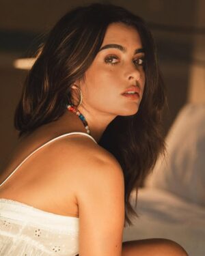 Scarlet Gruber Instagram - “Yo no quiero hacerte feliz
Quiero darte mis lágrimas
Cuando quieras llorar
Y hacerlo contigo
Regalarte un espejo
Cuando pidas un motivo para sonreír
Adelantarme al estallido de tus carcajadas
Cuando la risa invada tu pecho
Invadirlo yo
Cuando la pena atore tus ojos
Yo no quiero que no me tengas miedo
Quiero amar a tus monstruos
Para conseguir que ninguno
Lleve mi nombre
Yo no quiero que sueñes conmigo
Quiero que me soples
Y me cumplas
Yo no quiero hacerte el amor
Quiero deshacerte el desamor
Yo no quiero ser recuerdo
Mi amor
Quiero que me mires
Y adivines el futuro”
-Elvira Sastre
.
📸😍: @esquedachris