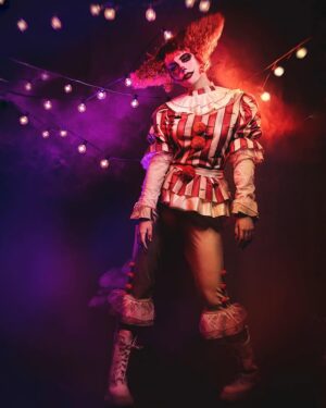 Scarlet Gruber Instagram - Quien sabe hacer magia no necesita trucos. No hay lado bueno, lado malo, ambos crean la perfección y el balance. #happyhalloween 🤡 @esquedachris