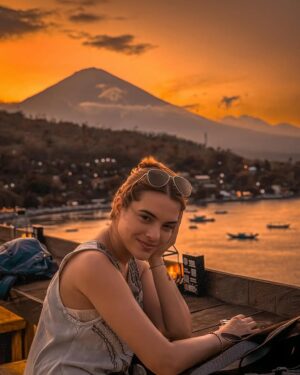 Scarlet Gruber Instagram - Trágame tierra 🌎 y llévame a Bali ☀️