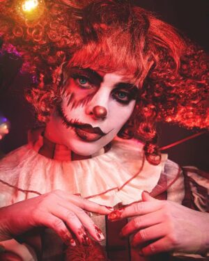 Scarlet Gruber Instagram - Quien sabe hacer magia no necesita trucos. No hay lado bueno, lado malo, ambos crean la perfección y el balance. #happyhalloween 🤡 @esquedachris