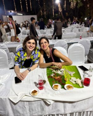 Scherezade Shroff Instagram - What a fun evening!! ❤️ 
@ashdeenl X @timeandtalentsclub with gorgeous Parsi garas & yummy bhonu! 

Show director- @vahbizmehta 
HMU- @arshisjaveriofficial 
#90yearsofthetimeandtalentsclub #parsigara #parsibhonu #sarinotsorry