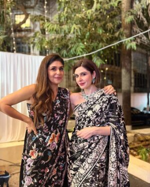 Scherezade Shroff Instagram - What a fun evening!! ❤️ 
@ashdeenl X @timeandtalentsclub with gorgeous Parsi garas & yummy bhonu! 

Show director- @vahbizmehta 
HMU- @arshisjaveriofficial 
#90yearsofthetimeandtalentsclub #parsigara #parsibhonu #sarinotsorry