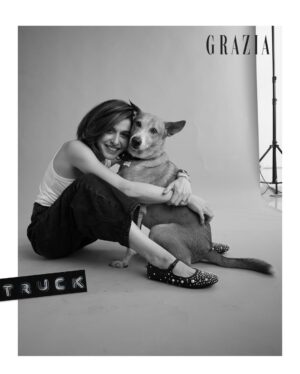 Scherezade Shroff Instagram - Just Mars & his obsessed Mommy/Bestie! 🥹

This might be my favourite shoot ever! @graziaindia 💗

Photograph: Yusuf Lokhandwala
Hair & Make-up: Jean-Claude Biguine Salon & Spa,Mumbai

#bestie #dogsarethebestpeople #marsshroff #thatsjustmybabydoggy #adoptdontshop