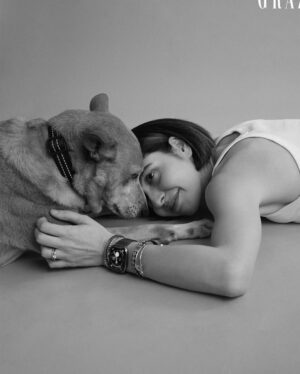 Scherezade Shroff Instagram - Just Mars & his obsessed Mommy/Bestie! 🥹

This might be my favourite shoot ever! @graziaindia 💗

Photograph: Yusuf Lokhandwala
Hair & Make-up: Jean-Claude Biguine Salon & Spa,Mumbai

#bestie #dogsarethebestpeople #marsshroff #thatsjustmybabydoggy #adoptdontshop