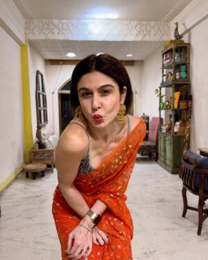 Scherezade Shroff Instagram - #OrangeIsTheNewBlack 🧡
Just posted a full #GRWM of this look on my YouTube! Dekho dekho! 👀 

🥻- My Mums Closet
Crop Top from when I was in school worn as blouse 😬
Shoes - @aprajitatoorofficial 
Bag - @behno_official 
Earrings- @amamajewels 
Pro Draping by @usha.1957 
📸- @vaibhav.talwar 

#sarinotsorry #grwm #desigirl