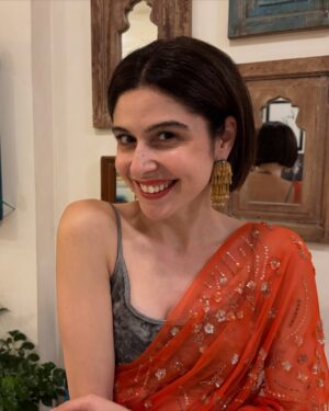 Scherezade Shroff Instagram - #OrangeIsTheNewBlack 🧡
Just posted a full #GRWM of this look on my YouTube! Dekho dekho! 👀 

🥻- My Mums Closet
Crop Top from when I was in school worn as blouse 😬
Shoes - @aprajitatoorofficial 
Bag - @behno_official 
Earrings- @amamajewels 
Pro Draping by @usha.1957 
📸- @vaibhav.talwar 

#sarinotsorry #grwm #desigirl
