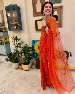 Scherezade Shroff Instagram - #OrangeIsTheNewBlack 🧡
Just posted a full #GRWM of this look on my YouTube! Dekho dekho! 👀 

🥻- My Mums Closet
Crop Top from when I was in school worn as blouse 😬
Shoes - @aprajitatoorofficial 
Bag - @behno_official 
Earrings- @amamajewels 
Pro Draping by @usha.1957 
📸- @vaibhav.talwar 

#sarinotsorry #grwm #desigirl
