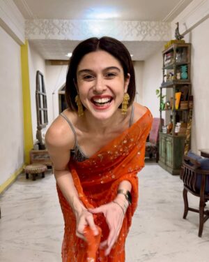 Scherezade Shroff Instagram - #OrangeIsTheNewBlack 🧡
Just posted a full #GRWM of this look on my YouTube! Dekho dekho! 👀 

🥻- My Mums Closet
Crop Top from when I was in school worn as blouse 😬
Shoes - @aprajitatoorofficial 
Bag - @behno_official 
Earrings- @amamajewels 
Pro Draping by @usha.1957 
📸- @vaibhav.talwar 

#sarinotsorry #grwm #desigirl