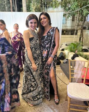 Scherezade Shroff Instagram - What a fun evening!! ❤️ 
@ashdeenl X @timeandtalentsclub with gorgeous Parsi garas & yummy bhonu! 

Show director- @vahbizmehta 
HMU- @arshisjaveriofficial 
#90yearsofthetimeandtalentsclub #parsigara #parsibhonu #sarinotsorry
