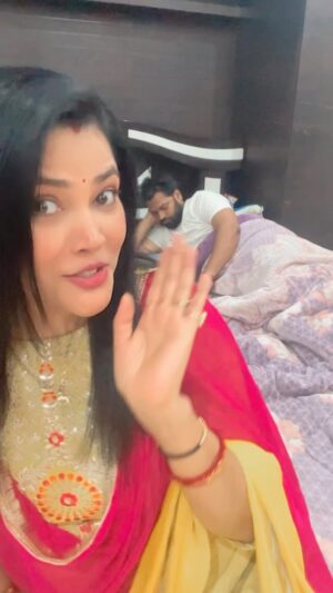 Seema Singh Instagram - अच्छा आदमी है यार 😂😂😂
@saurav_kumar_09 ❤️🧿
.
.
.
.
#husbandandwife #couplelove❤️ #husband #love #trending #video #instagood #instagram