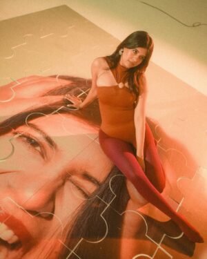 Sejal Kumar Instagram - 🧩🧩my EP finding joy is here 🧩🧩

And kahin chale music video will be up at 5pm today on my @youtubeindia channel! 
put my heart and soul into this one and I appreciate each one of you who listen and send it love! 

STREAM on @spotifyindia @applemusic and SHARE it on your storiesss! 

Some issue with the songs appearing on reels! Sorting that out with tunecore 💓